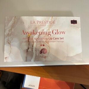 AWAKENING GLOW
PRESTIGE NOURISHING LIP
CARE SET